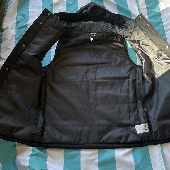🍀🍀SALE🍀🍀 NWT Under Armour youth XL black puffer vest with hood - Picture 7 of 8